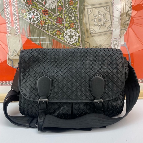 葆蝶家 Bottega Veneta 黑色編織羊皮斜挎郵差包