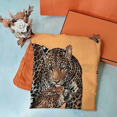 HERMES 全新Jungle Love披肩