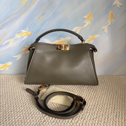 芬迪/Fendi  面料里料牛皮革 斜挎包