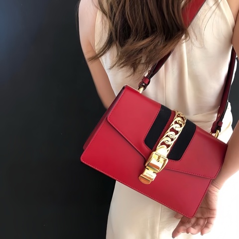 你看‼️這個紅也太美‼️Gucci Sylvie 經典不敗