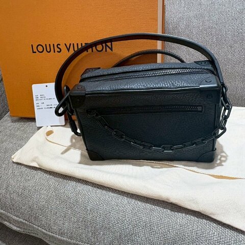 LV Mini Soft Trunk黑色壓紋肩背包 晶片款