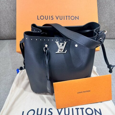 LouisVuitton  黑牛皮銀釦水桶肩背包