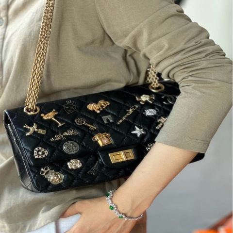 💎Chanel香奈兒｜全球限量 黑金做舊金屬 2.55徽章CF小號｜閒置新24開帶卡