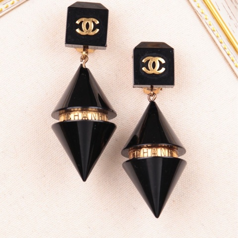 Chanel 黑金亚克力大圆椎吊坠耳夹