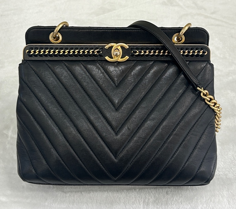 Chanel A91848 CHEVRON V型絎縫STITCH金釦小型購物包｜PopChill 拍拍圈
