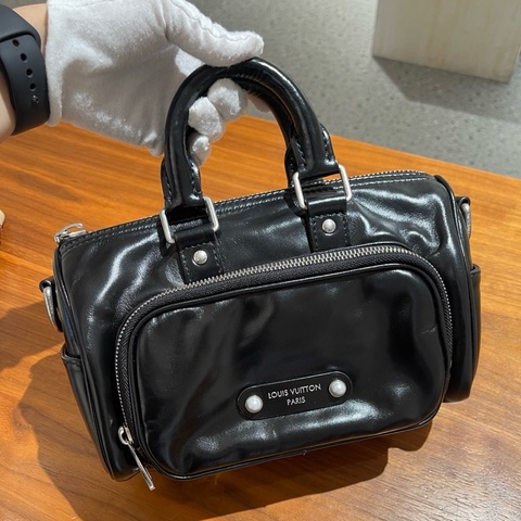 LV路易威登 Louis Vuitton 黑色牛皮Keepall Cargo 25手提包 銀扣