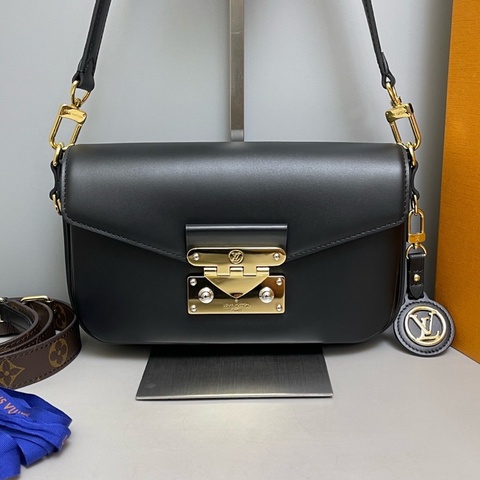 Louis Vuitton 路易威登 秀款swing黑色全皮郵差包 芯片款，尺寸23×14×5