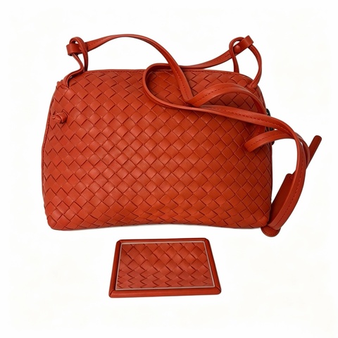 BV 葆蝶家/Bottega Veneta  紅色斜背包羊皮