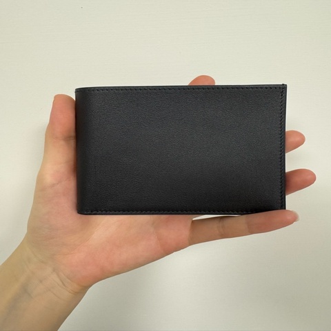 全新 愛馬仕 Hermès Silk’In Compact 短夾｜黑色 Swift 皮｜內裡真絲幾何圖騰 附原盒