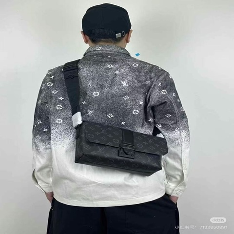 誰背誰帥	9新	NEW LV路易威登黑武士S-Cape郵差包斜