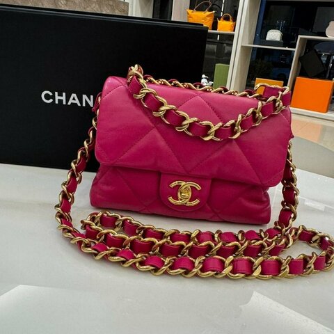 CHANEL 桃紅色金鍊枕頭包 (芯片款)