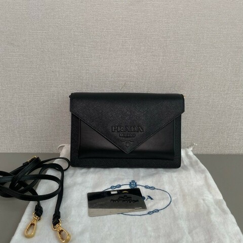 ​Prada普拉達 經典黑金十字紋Saffiano信封包/WOC斜背包 98新 附肩帶/鏡子