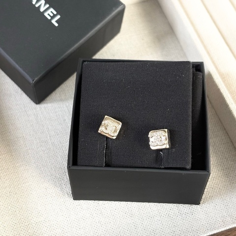 Chanel香奈兒 新款方形雙c帶鑽耳釘
