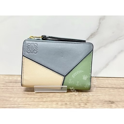 ～～趴趴小舖～～極新正品LOEWE Puzzle 系列的小牛皮拉鍊對折短夾（2602247582）