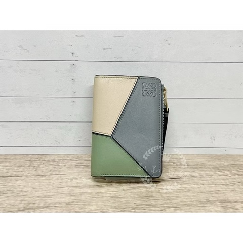 ～～趴趴小舖～～極新正品LOEWE Puzzle 系列的小牛皮拉鍊對折短夾（2602247582）