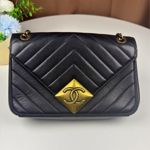 Chanel香奈兒 V紋黑金牛皮信封鏈條包21開 原始成色