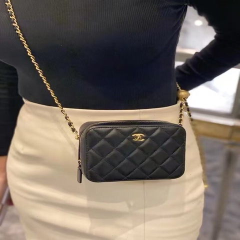 CHANEL香奈兒mini金球相機包22C 黑金羊皮 小金球鏈條皮穿鏈斜挎包 經典款熱門盒子包 31開帶黑卡 現貨好價 材質:羊皮 黑色金扣 31開尺寸:10.5×14.5×6 cm 附件:塵袋、黑卡
