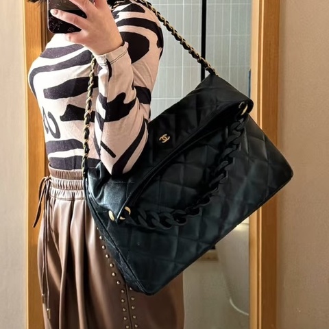 💎Chanel香奈兒｜24P黑金荔枝皮 嬉皮包hobo maxi腋下包｜99新芯片款