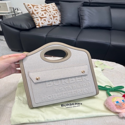 Burberry/巴寶莉 mini pocket 信封包郵差包 可斜挎可手拎可單肩 棕白