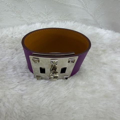 這是一條愛馬仕（Hermès）紫羅蘭色的 Kelly Dog Extreme 皮革手鐲，配有銀色金屬釦環