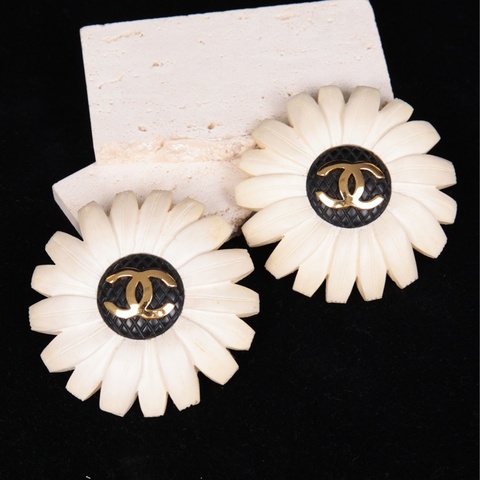 Chanel 黑白菱格纹木质花花大耳夹