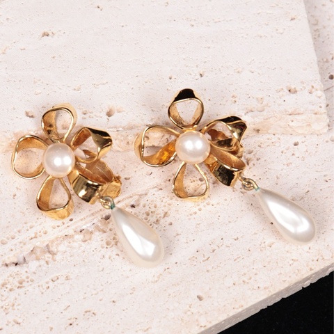 Chanel 素金镂空花花珍珠吊坠耳夹