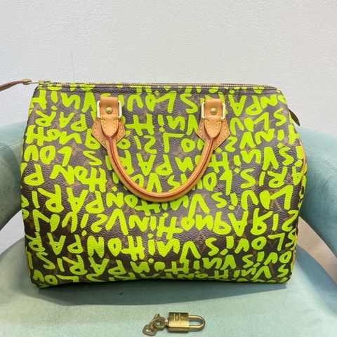 LV Speedy 30 螢光綠塗鴉 經典老花配螢光綠字母，棕色皮手柄 有鎖 鑰匙