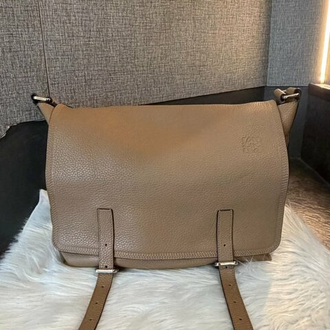 LOEWE 全牛皮雙釦翻蓋斜背郵差包