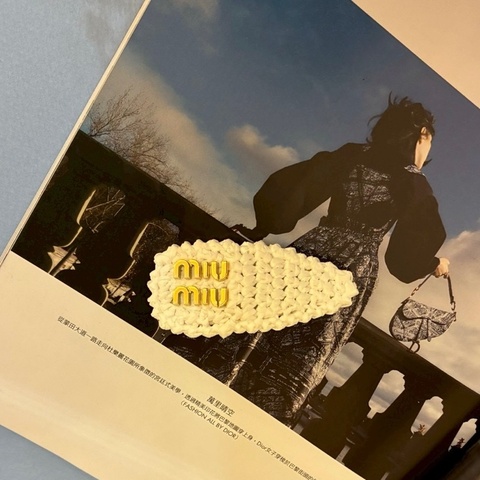 Miumiu 白色編織金字母髮夾