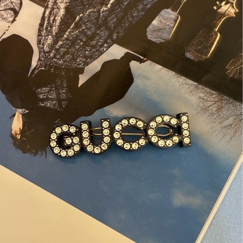 Gucci 滿鑽字體髮夾🎀