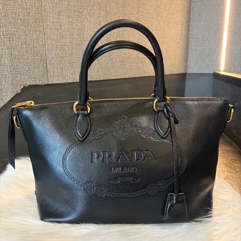 PRADA 牛皮壓印手提包 黑色 無背帶