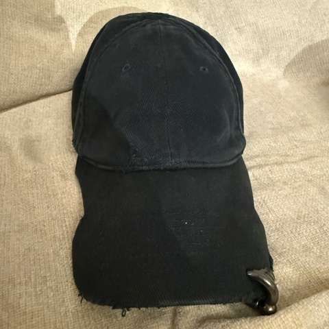 Balenciaga 破壞穿孔帽