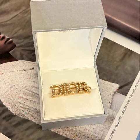 Dior滿鑽字母髮夾🎀