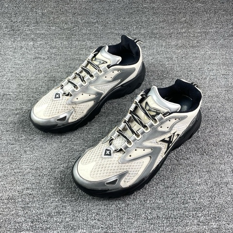 LOUIS VUITTON Runner Tatic白銀 41 碼