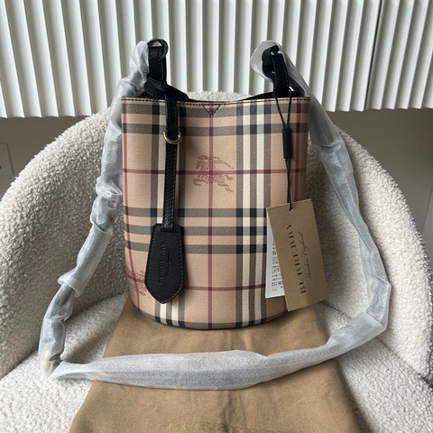 Burberry  戰馬格紋系列水桶包 尺寸18*23 可斜挎可單肩