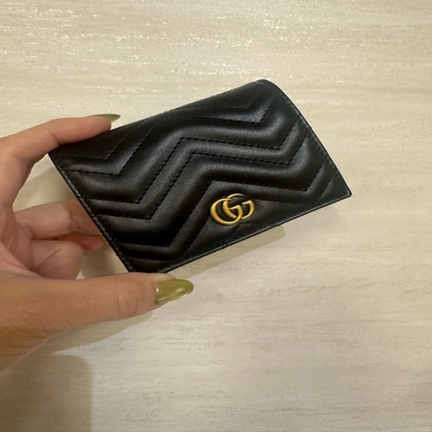 Gucci 黑牛皮山型紋金釦4卡對釦短夾