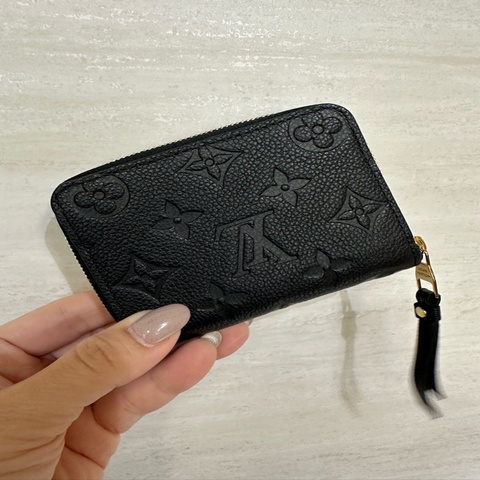 LV 黑牛皮壓紋金釦ㄇ拉4卡零錢包M60574