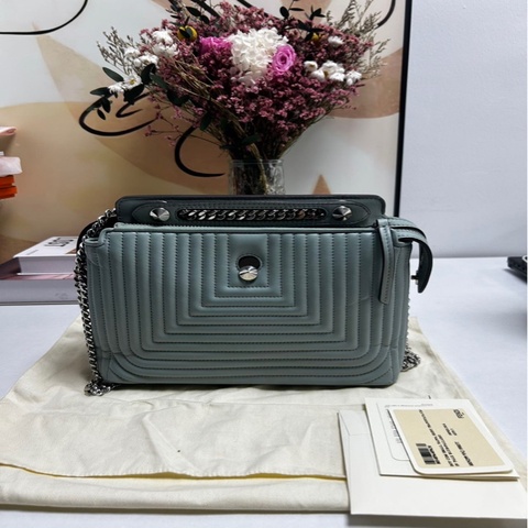 芬迪 Fendi Peekaboo 霧霾藍手袋 採用優質皮革，搭配幾何衍縫紋理與金屬旋扣。 暗藏可拆卸手包，超實用！ 尺寸：24 × 10 × 16 cm
