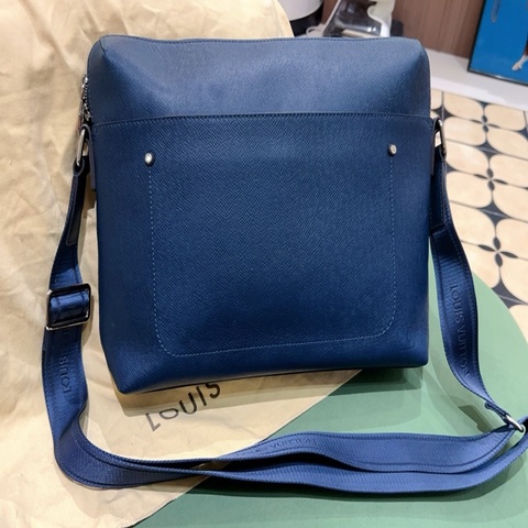 Louis Vuitton.路易威登 純藍色皮革翻蓋開合郵差包公文包單肩斜挎包