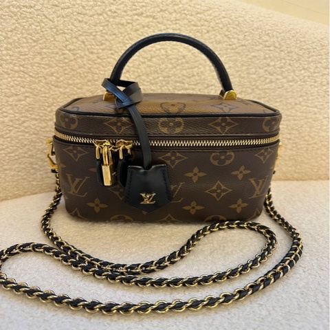 路易威登 Louis Vuitton Vanity PM 化妝包（可單肩）  經典 Monogram 老花塗層帆布｜棕色  小巧精緻，98新狀態  • 尺寸：約 19 × 13 cm