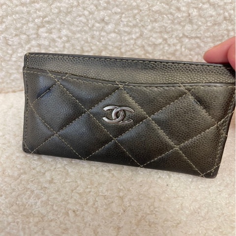 香奈兒 CHANEL 菱格紋銀扣小羊皮卡包（女款） 22開設計 尺寸：長 11.2 cm × 寬 0.5 cm × 高 7.5 cm