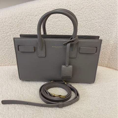 聖羅蘭 YSL Sac de Jour Baby 金色鎖頭包 粒面皮革，小號迷霧白 尺寸：26 × 12 × 21 cm