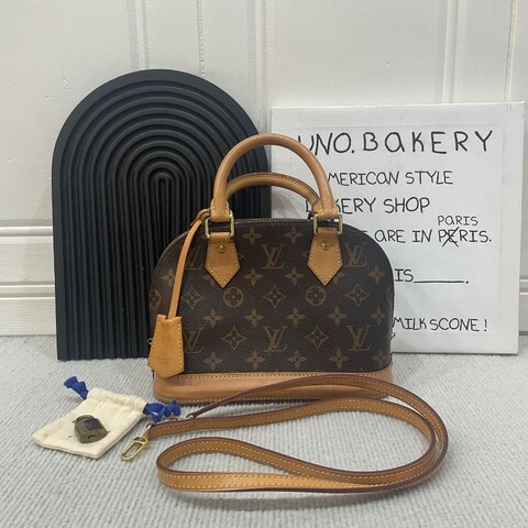 Louis Vuitton Alma BB 經典老花貝殼包