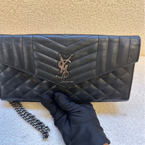 聖羅蘭 YSL 黑銀郵差 WOC 中號 魚子醬材質，V紋拼菱格設計 滑動雙鏈條，可單肩可斜挎 尺寸：22 × 15 × 3 cm