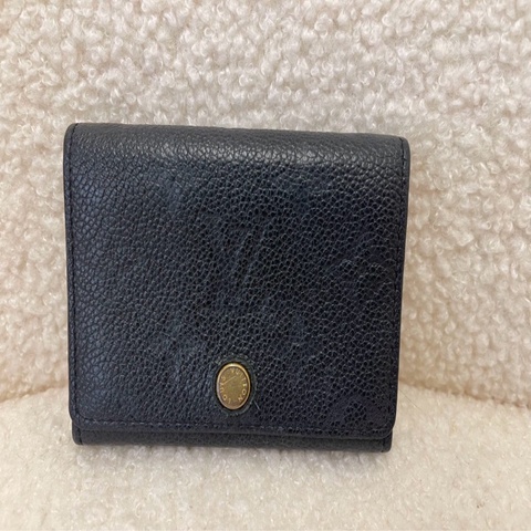 路易威登 Louis Vuitton 黑色全皮經典壓紋卡包 成色：95新 尺寸：10.5 × 1.5 × 8 cm
