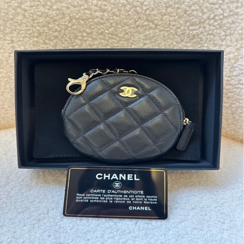 閒置香奈兒 CHANEL 魚子醬皮圓餅小掛包 直徑約 11 cm，30開設計 帶原盒及防塵袋