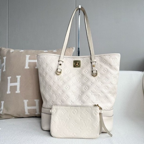 LV 老花米白色全皮壓紋托特包 金扣 牛皮 27*33*15 9新 配件塵袋 子袋