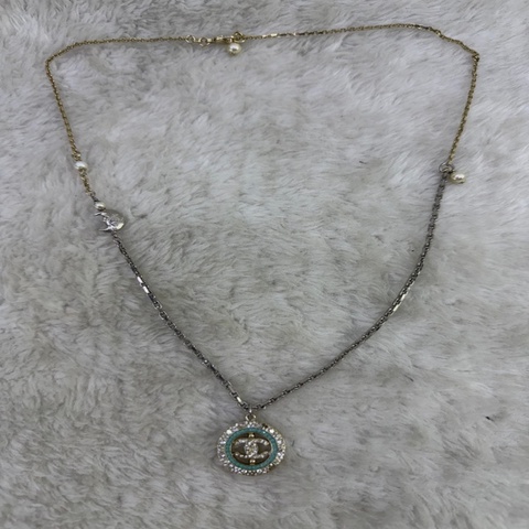 這是一條鑲有珍珠與水晶的 CHANEL 17B 系列飾品，吊墜上飾有經典的雙 C 標誌。