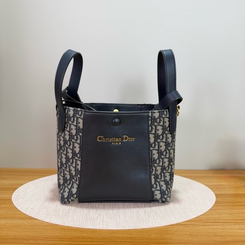 💙 迪奧Dior 小號 Signature bucket 藍色 Oblique 印花水桶包手提包單肩包斜挎包 金扣
