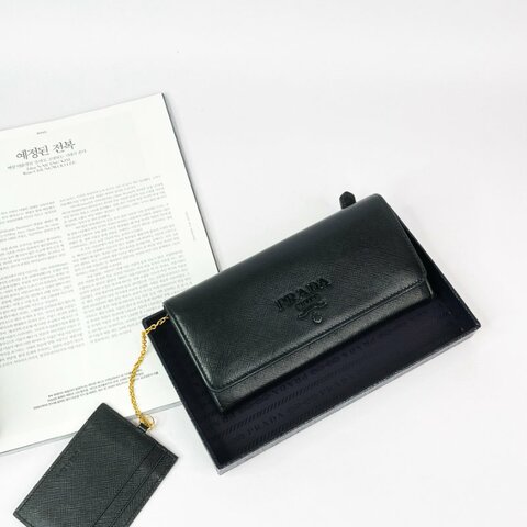 PRADA 浮雕LOGO 防刮信封長夾 黑色